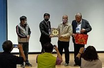 7: 富田電機參訪致贈紀念品